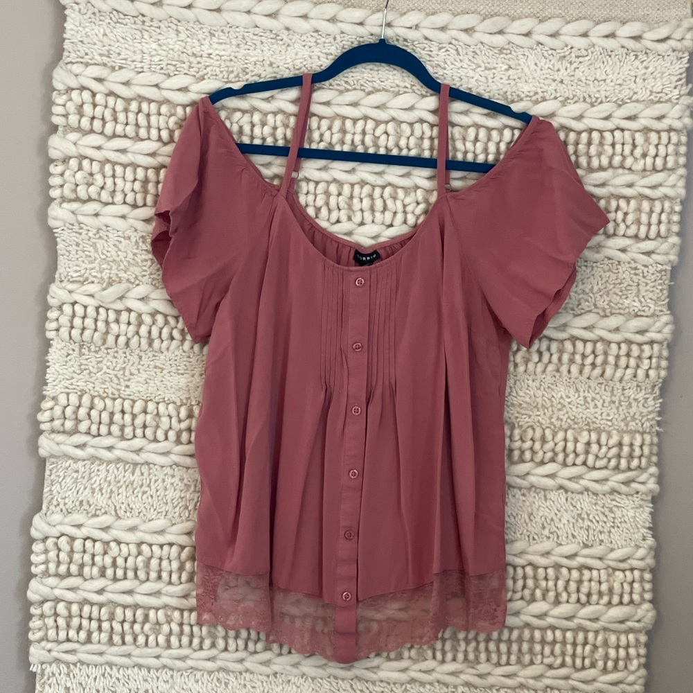 Torrid size 0/ 12/14. Dusty pink color. Cold shoulder. GUC